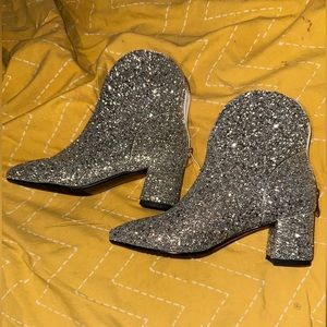 NWOT GLITTERY SILVER WESTERN STYLE BOOTS 😍❤️